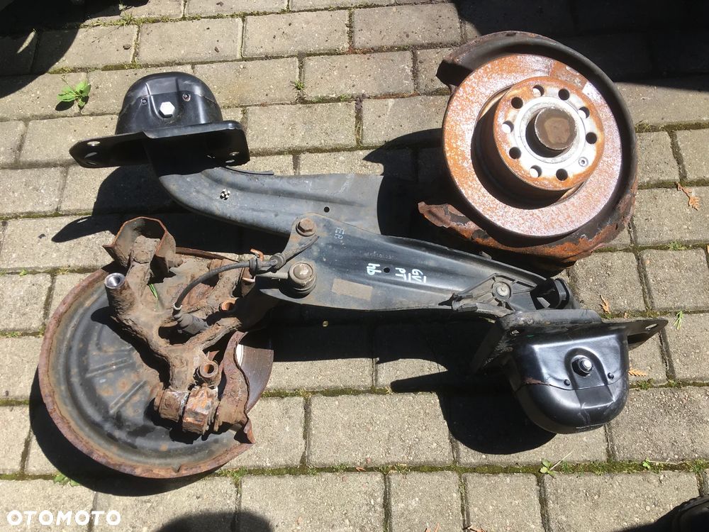 VW GOLF V HB TYŁ wahacz piasta - 1