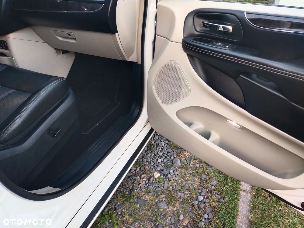 Chrysler Town & Country 3.6 Limited - 23