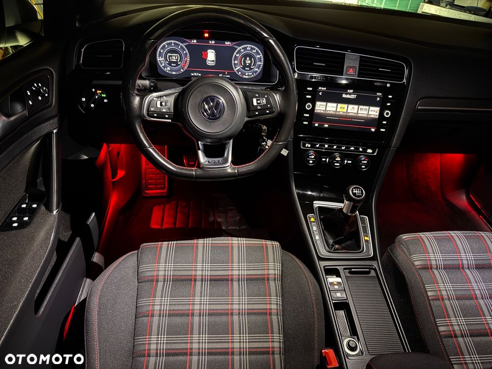 Volkswagen Golf GTI (BlueMotion Technology) - 37