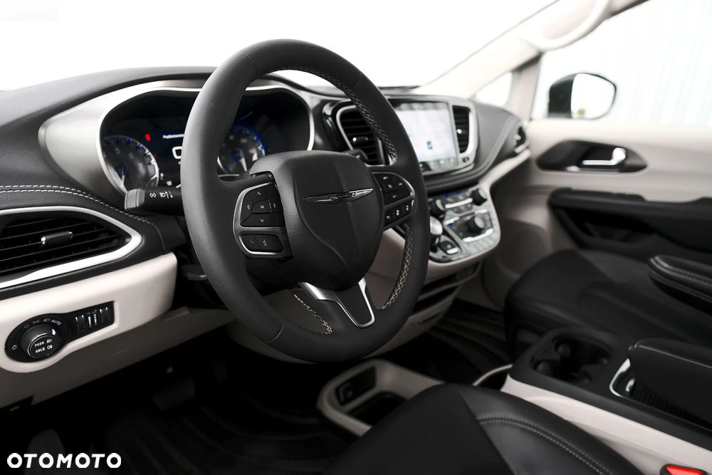 Chrysler Pacifica - 36