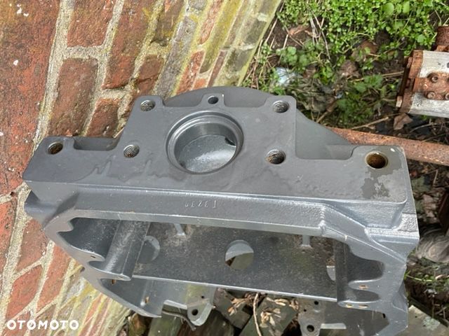 Fwd: Wspornik osi przedniej new holland case steyr 82030986 , 8203098 - 1