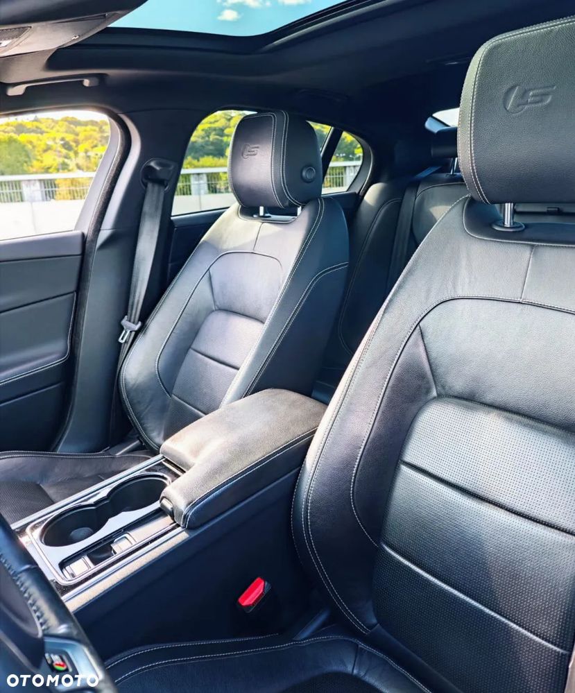 Jaguar XE - 21
