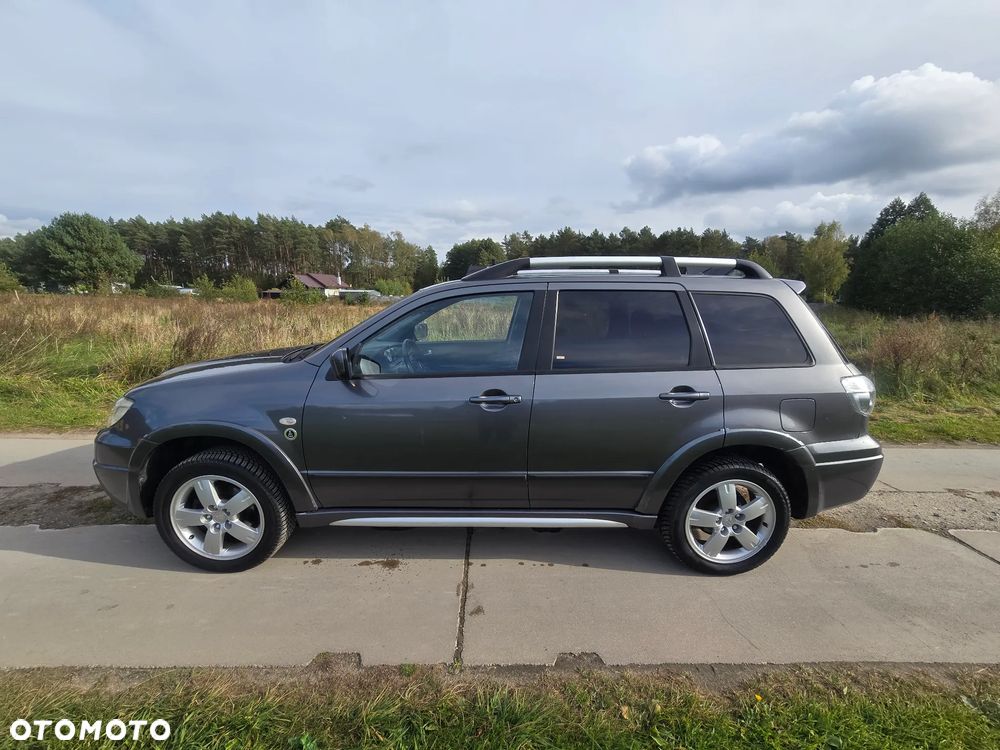 Mitsubishi Outlander - 2