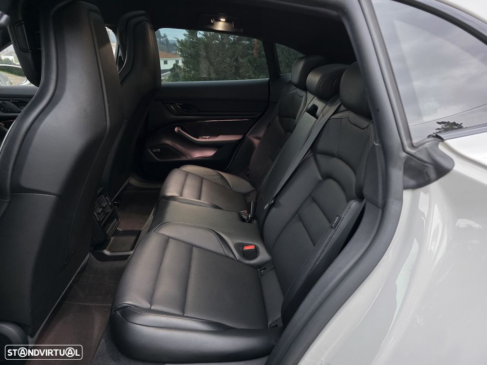 Porsche Taycan Cross Turismo 4 - 21