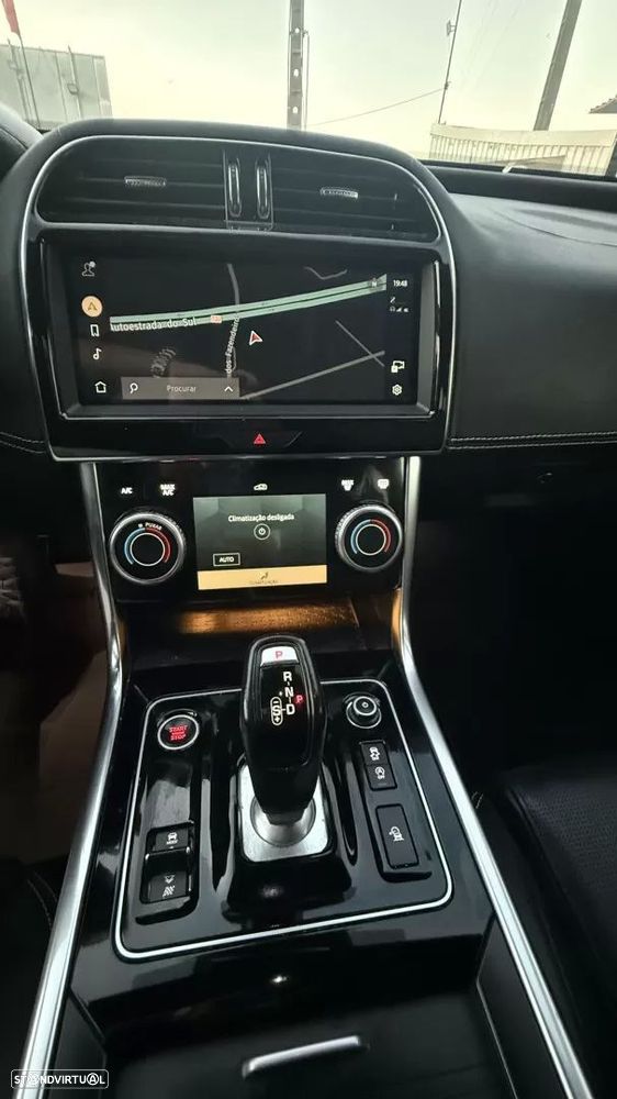 Jaguar XE 2.0 D200 R-Dynamic S - 6