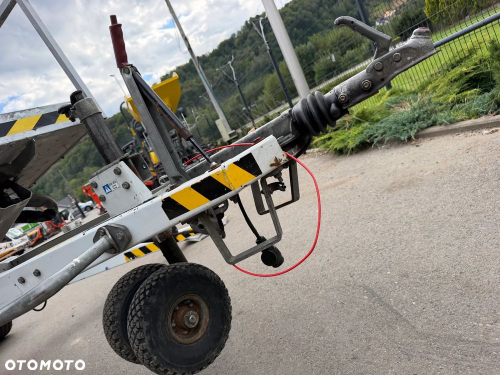 Nifty DINO 120T. Zwyżka koszowa 12 metrów wysuwana na raz. Podnośnik HDS. Napęd Hydrauliczny na dwa koła. Obraca się w koło 360. jak nówka z salonu. 2016 rok. 1220 mtg. Książka Serwisowa od nowości do wglądu. PRĄD 230v. 4 sekcje sterowania na dole. Nowy model! Z komuny Norweskiej. Używana była 1 raz do roku. Serwisowana w DEKRA do końca OKAZJA. Zwyżka Obrotowa. Poziomowanie kosza. Pełna Hydraulika. Sterowanie góra dół! Wysuwane ramie. Wieniec tryby zero zużycia! Ani deka luzów i wycieków. Mała lekka i zwinna zwyżka o potężnym zasięgu. OKAZJA TANIO. Do rejestracji. Import Norwegia! Posiadam 4 sztuki wszystkie jak nowe z salonu. Zapraszam do przetestowania. Nowy Sącz. woj. Małopolskie - 37