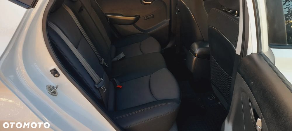 Hyundai Elantra - 12