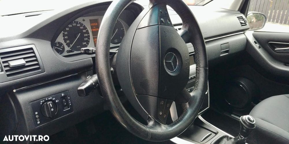 Mercedes-Benz EQB - 9