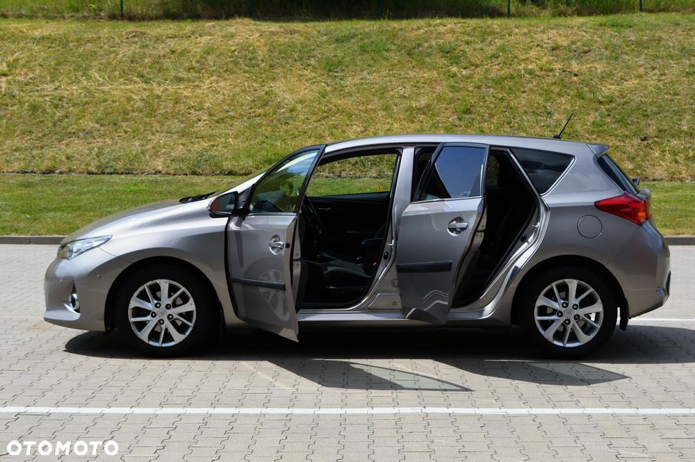 Toyota Auris 1.6 Premium + - 26
