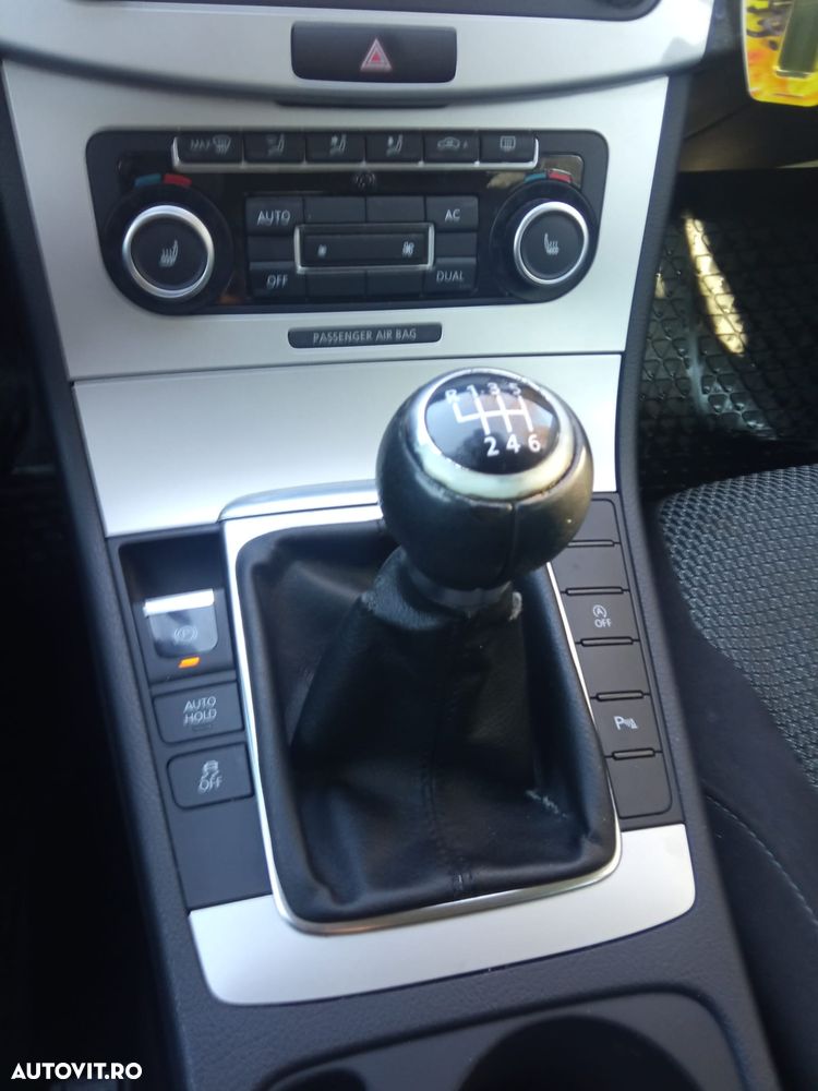 Volkswagen Passat 1.6 TDI DPF BlueMotion Technology Comfortline - 15