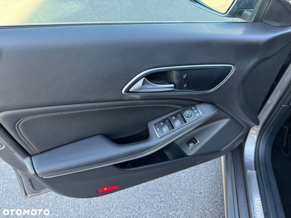 Mercedes-Benz CLA 180 7G-DCT UrbanStyle Edition - 14