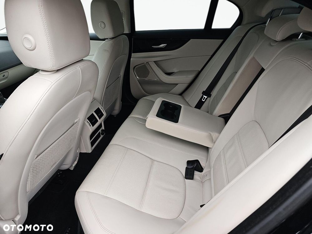 Jaguar XE - 28