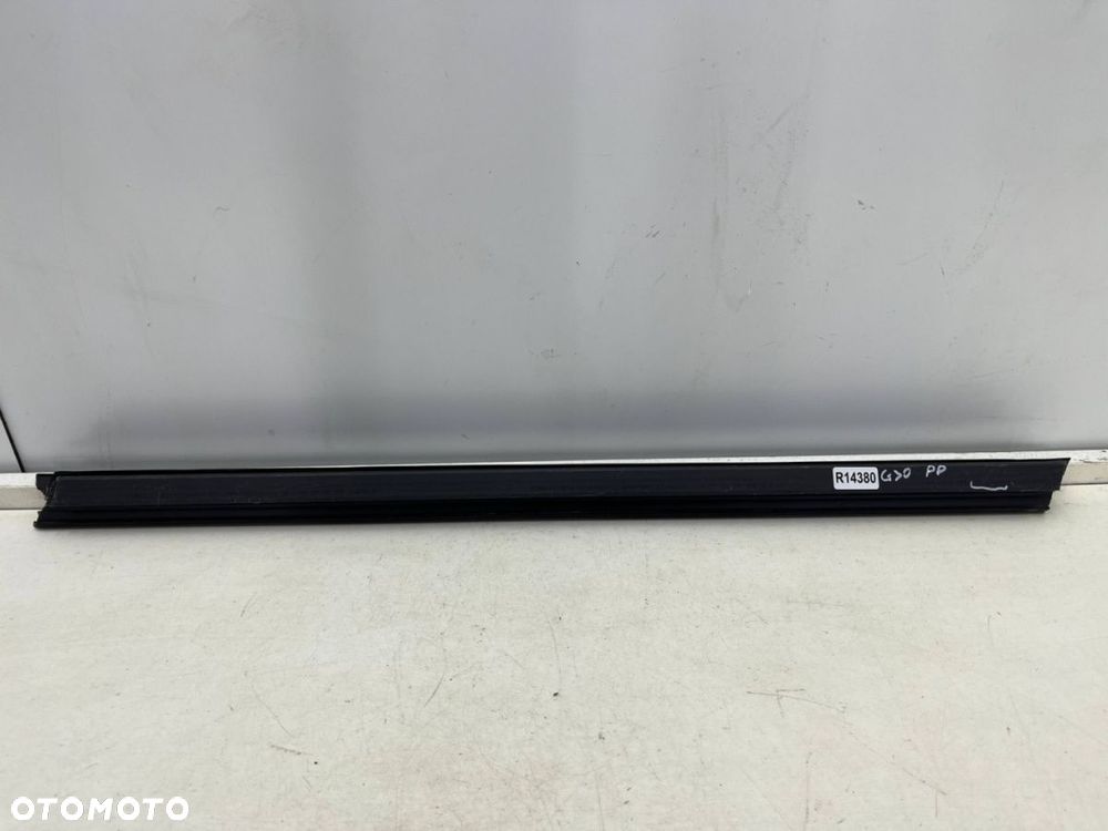 Listwa BMW 5 G30 G31 F90 17-24r. prawa przednia listwa zgarniająca wewnętrzna drzwi 7336960 - 1
