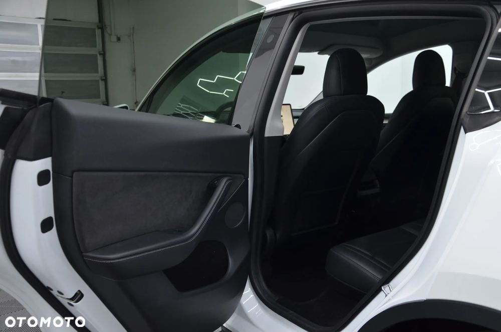 Tesla Model Y Long Range AWD - 11