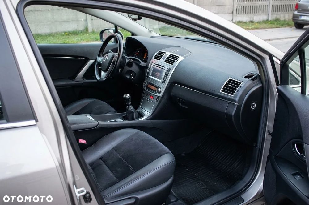 Toyota Avensis 1.8 Premium - 11