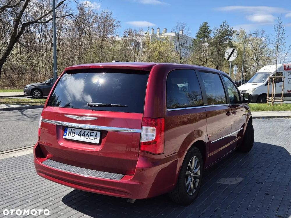 Chrysler Town & Country - 3