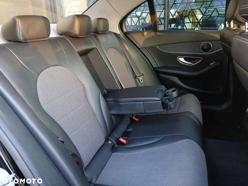 Mercedes-Benz Klasa C 180 9G-TRONIC - 32