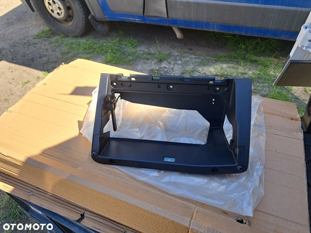 Schowek obudowa schowka prowadnica Ford Explorer VI MK-6 2407413 LB5Z-7804338-BB LB5B-S044B88-BE3ZHE LB5B-13A721-R30XD - 4