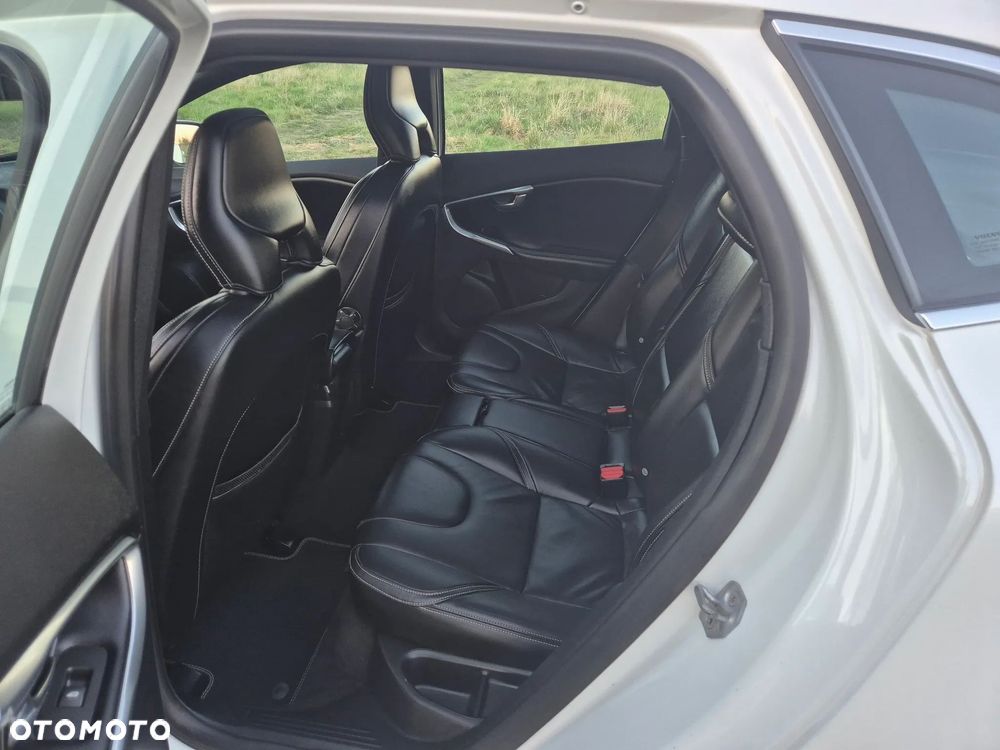 Volvo V40 D2 Drive-E R-Design Momentum - 13