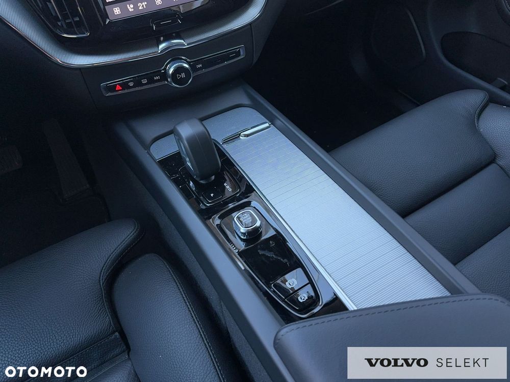 Volvo XC 60 B5 B AWD Plus Dark - 17