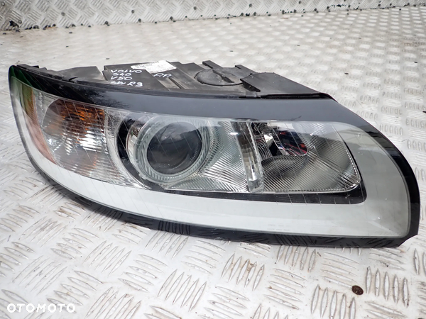 LAMPA PRAWY PRZÓD VOLVO S40 V50   31299584