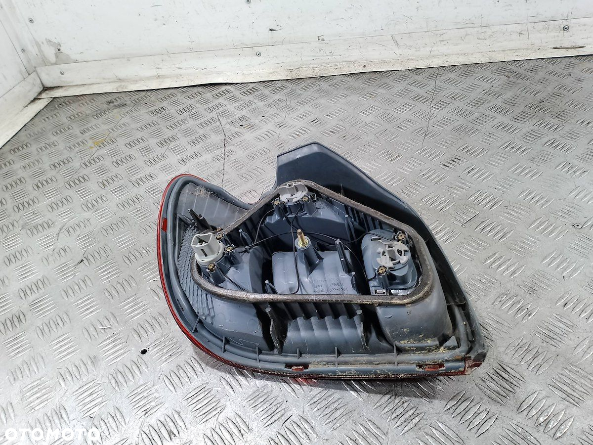 LAMPA TYLNA PRAWA TOYOTA YARIS I LIFT SEDAN - 2
