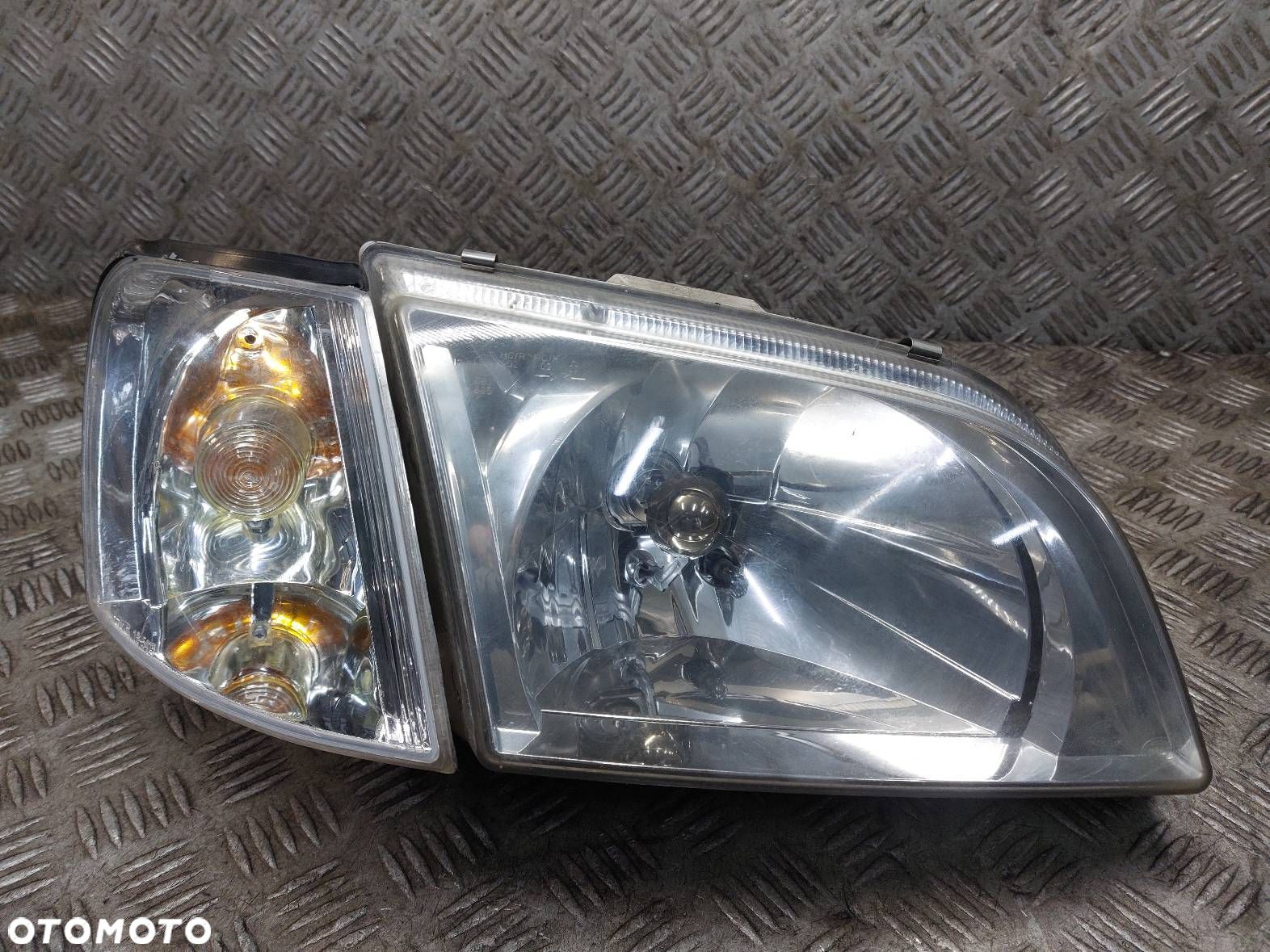LAMPA PRAWY PRZÓD HELLA + KIERUNKOWSKAZ TYC MITSUBISHI SPACE STAR I EU - 1