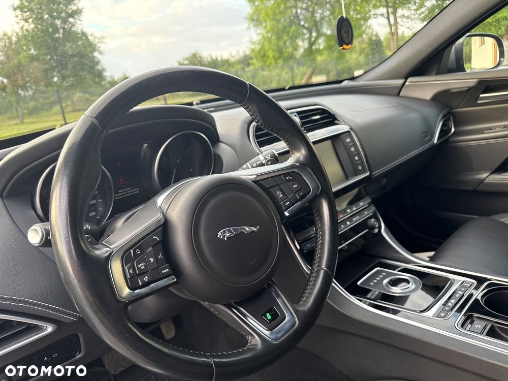 Jaguar XE 2.0 D R-Sport - 28