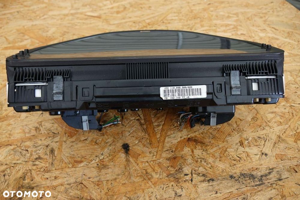LICZNIK  PRĘDKOŚCIOMIERZ  MERCEDES W202 MB2025407748 - 2