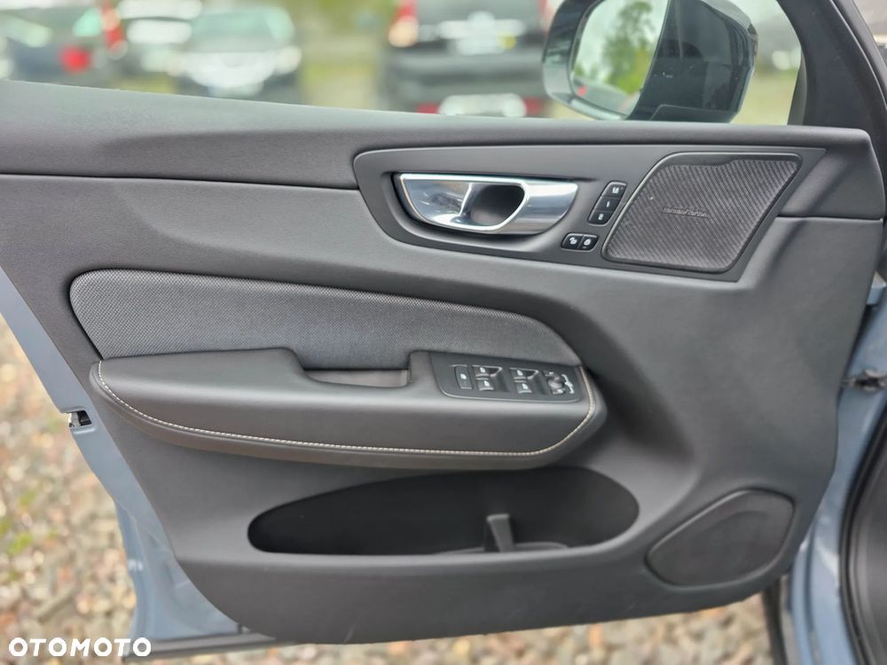 Volvo XC 60 B4 D AWD Plus Dark - 21