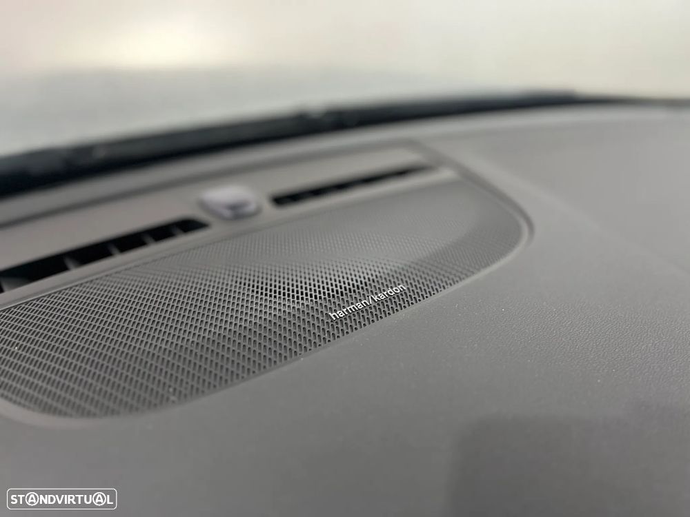 Volvo XC 40 2.0 B3 Plus Dark - 22