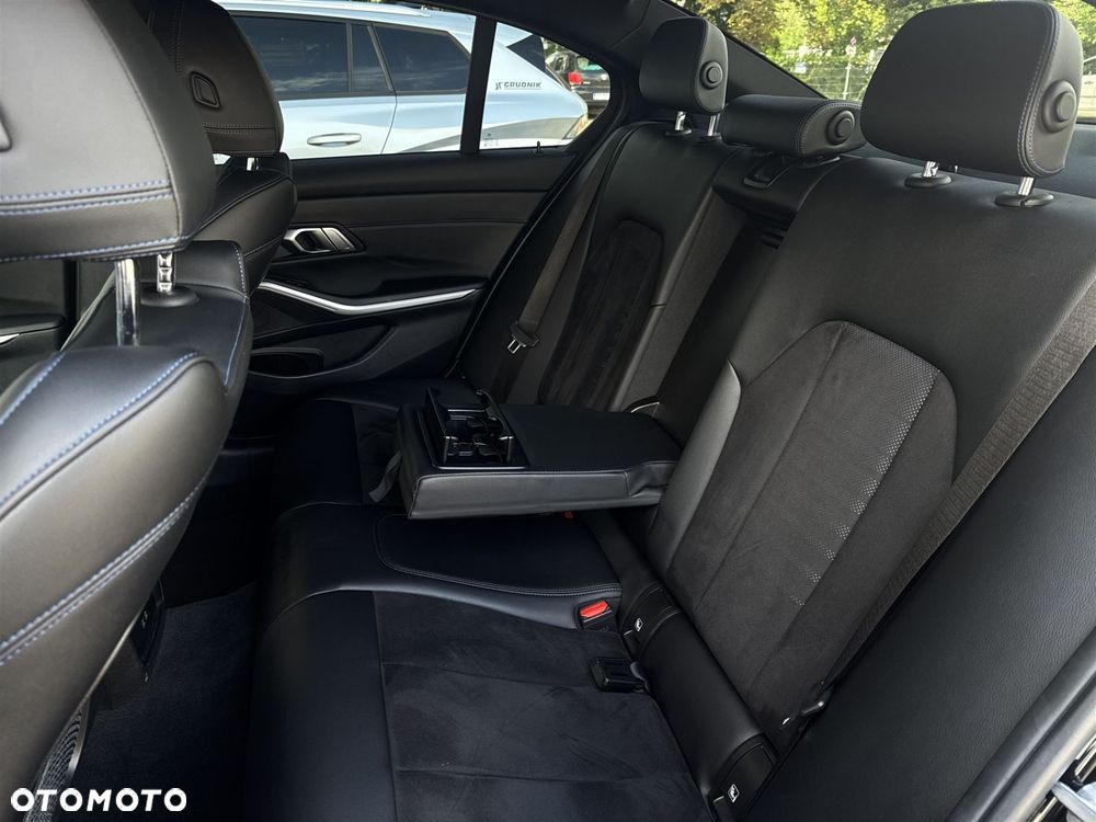 BMW Seria 3 320d xDrive - 16