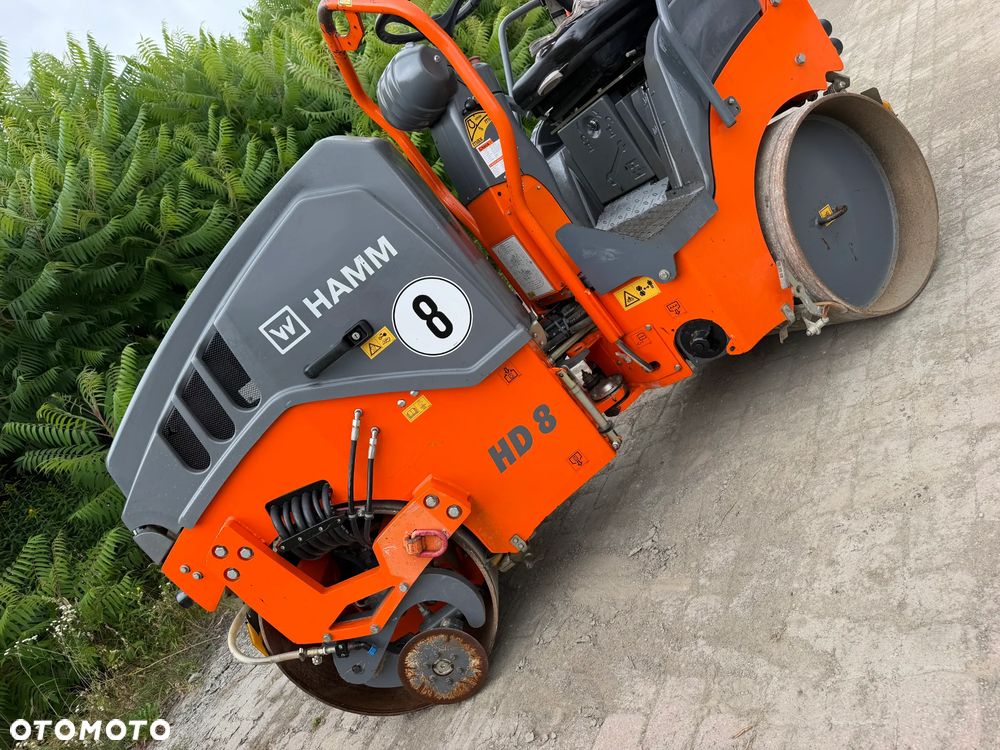 Hamm HD 8VV  Walec Terenowo Drogowy do Asfaltu z OBCINAKIEM BOCZNYM Hydraulicznym! 2 tony. Import Norwegia 2017 rok. 624 mtg. Silnik KUBOTA 3 cylindry. Maszyna nie różni się od Nowej z salonu! Serwisy w Dekra AKTUALNE 2026rok. Zero zniszczeń IGŁA !! Gotowy do długiej pracy. Po dużych serwisach eksploatacyjnych w Norwegii. Walec pochodzi z urzędu Komunalnego w Norwegii od pierwszego właściciela. Jego historia od nowości to lekkie inwestycje miejskie! Jedyna taka okazja! Bardzo mały walec a moc Potężna! Ani deka luzów i wycieków. OKAZJA. Zraszacze na dwa bębny. Ubijanie na dwa lub jeden bęben. Siła ubijania regulowana! - 4