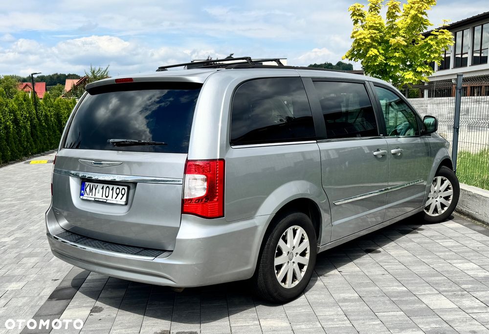 Chrysler Town & Country - 3