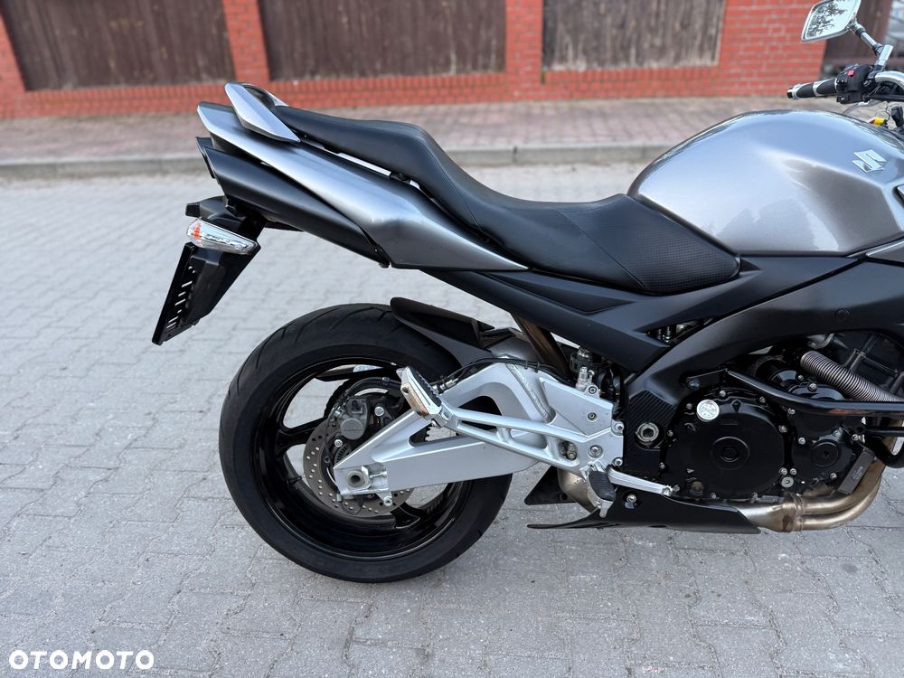 Suzuki GSR - 9