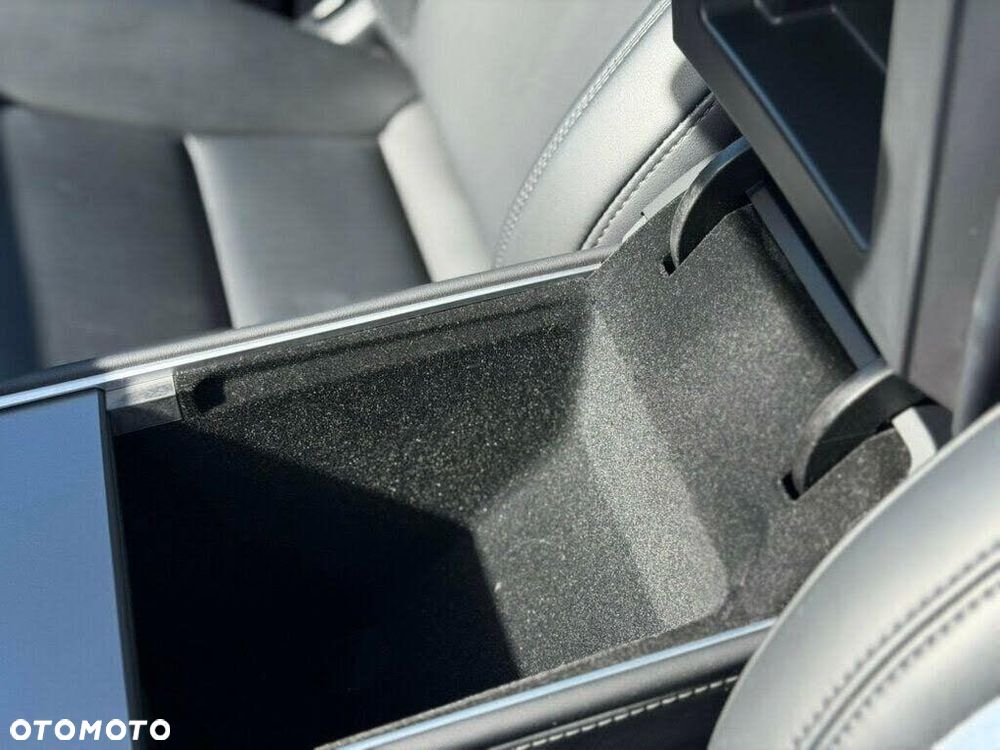 Tesla Model Y Long Range Dual Motor AWD - 27