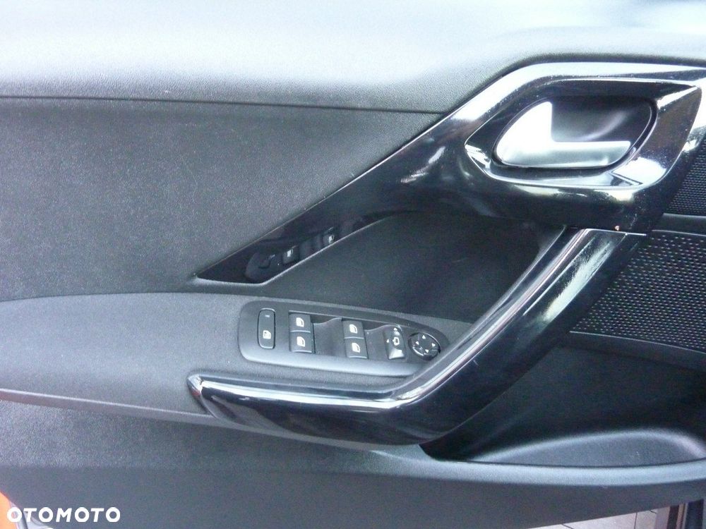 Peugeot 208 - 33