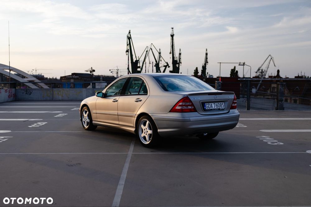 Mercedes-Benz Klasa C 320 4Matic Classic - 3