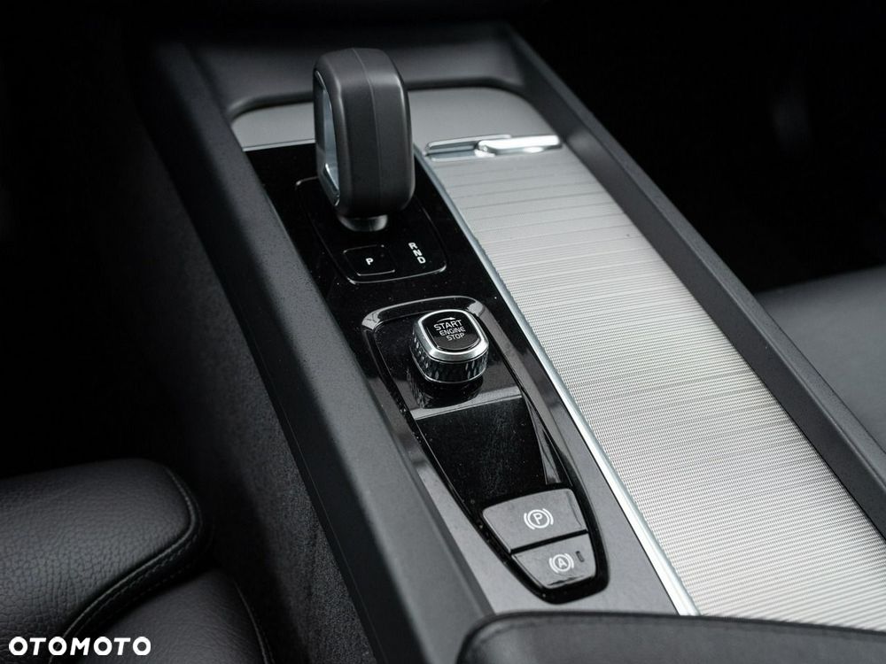 Volvo XC 60 B4 B Plus Dark - 16