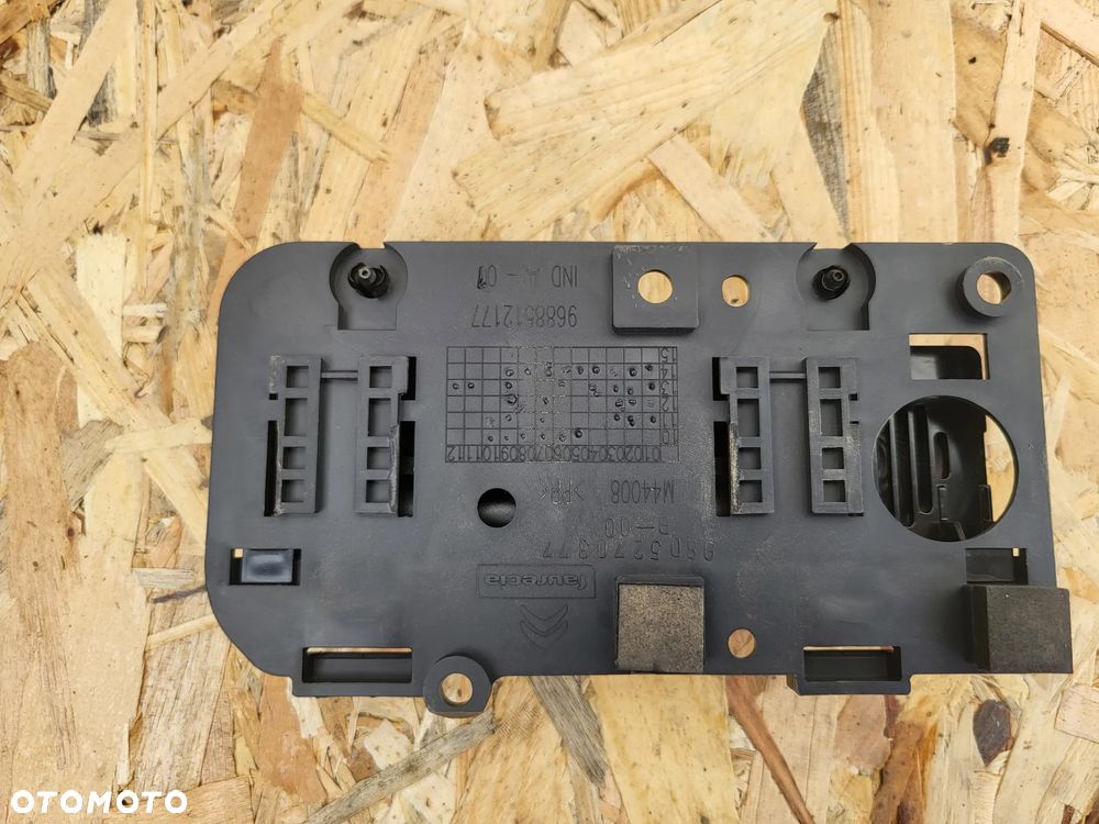 Moduł telefonu SOS Peugeot 2008 - 2