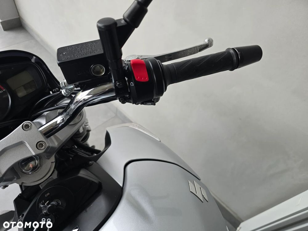 Suzuki GSR - 24