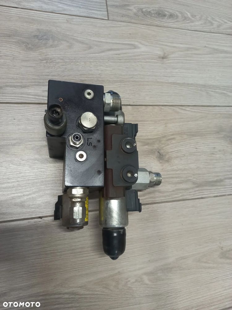 Zawór sterujący Vickers,84166215,orbitrol,84261626,87862245,47862245,47403442,contro valve section,gps,cnh,ls,steering valve,t7,puma - 4