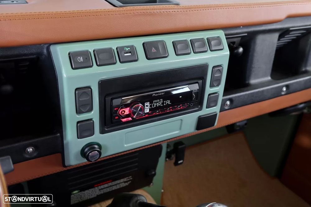 Land Rover Defender 90 SW 2.5 Td5 E - 10
