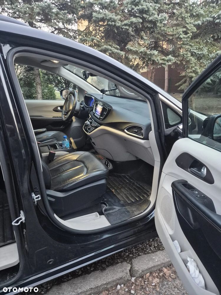 Chrysler Pacifica - 12