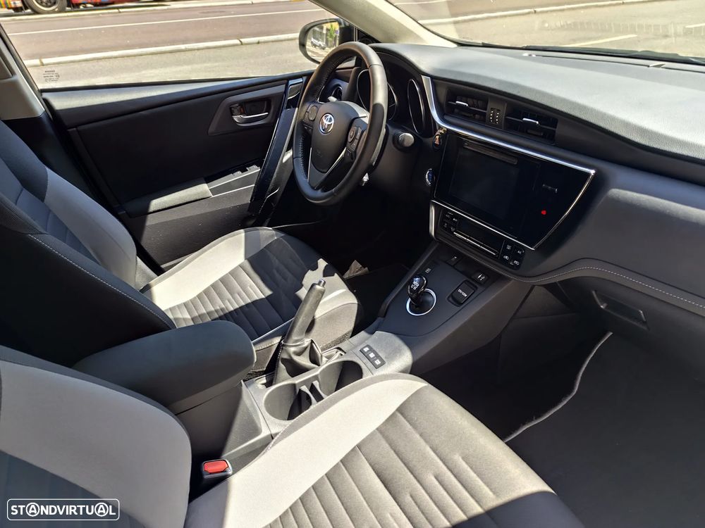 Toyota Auris Touring Sports 1.8 HSD Comfort+P.Techno - 16
