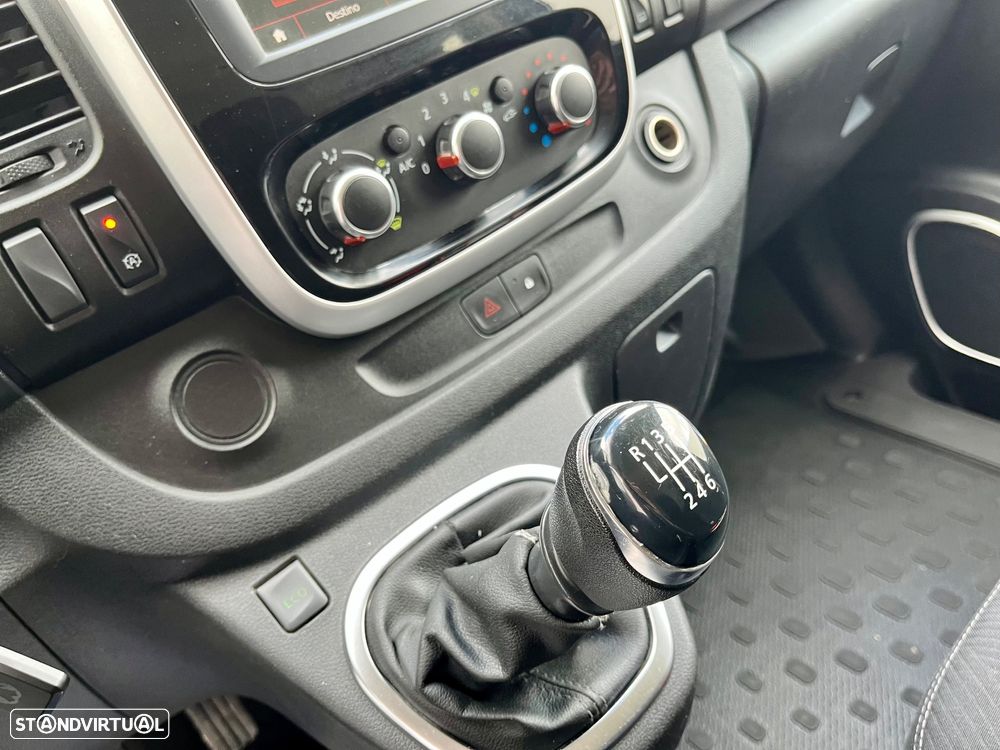 Renault Trafic 1.6 DCI Cabine dupla 6 lugares versão longa - 38