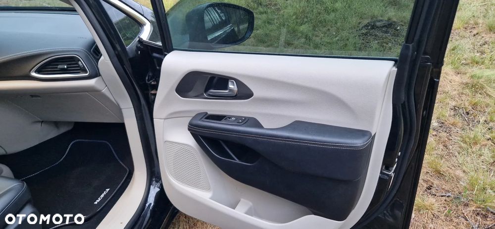 Chrysler Pacifica - 13