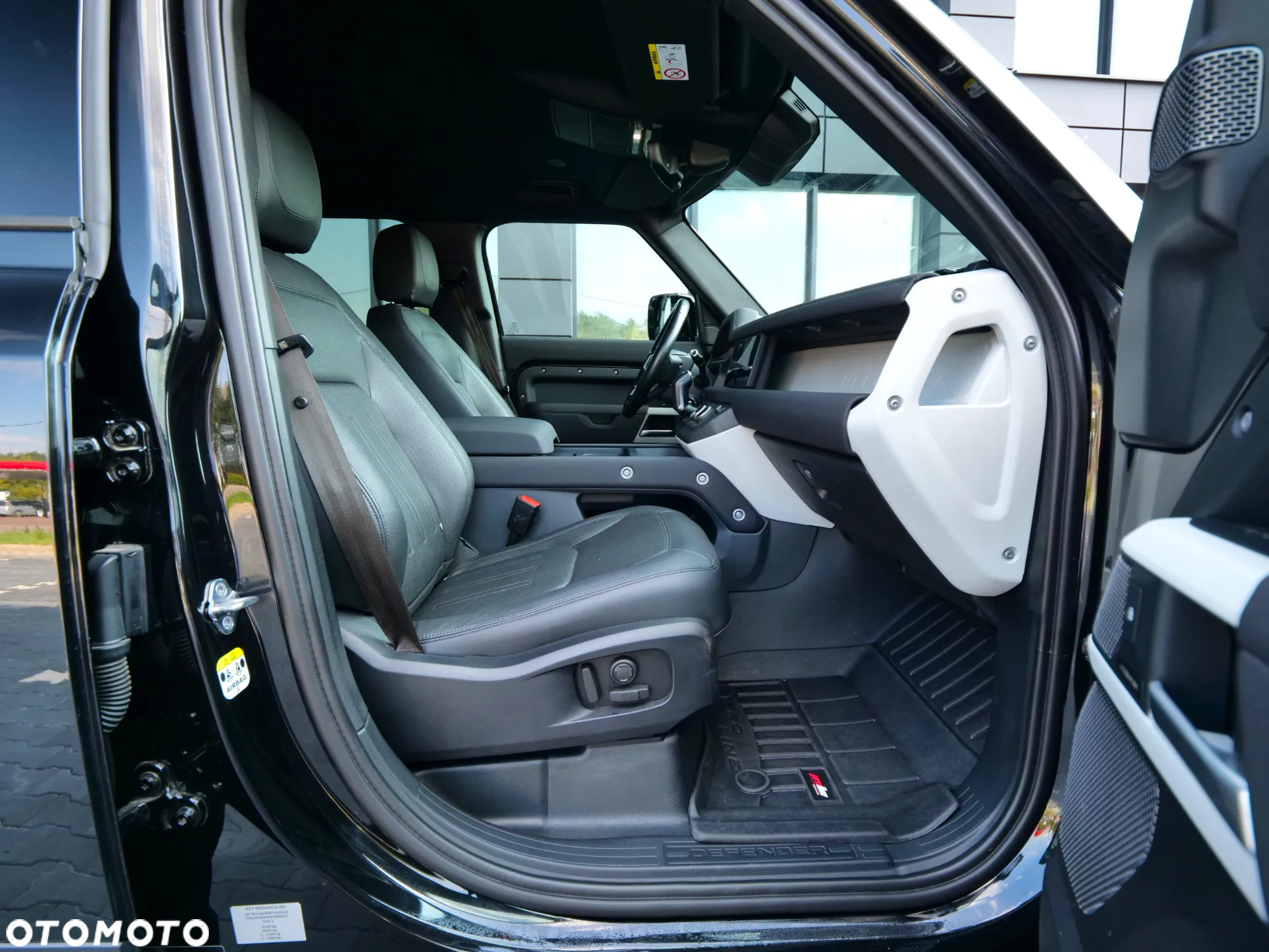 Land Rover Defender - 36