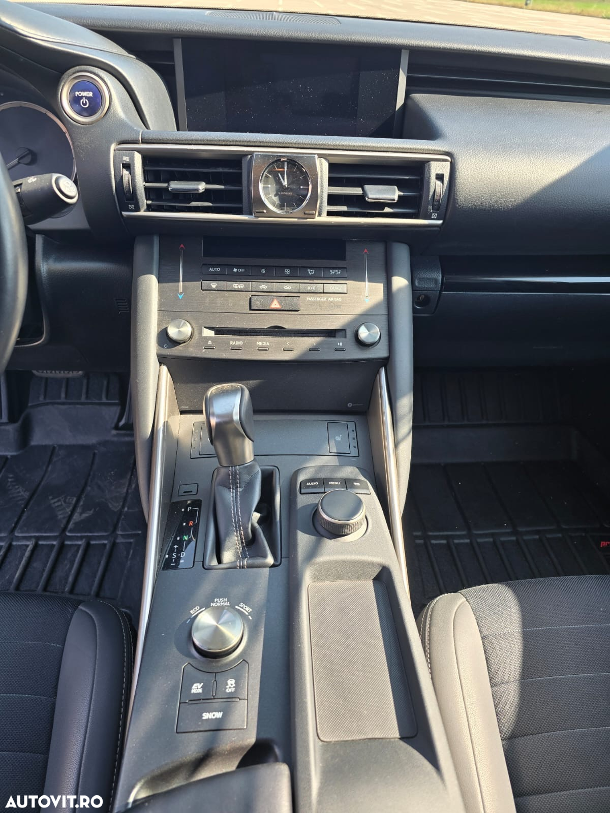 Lexus Seria IS 300h - 11