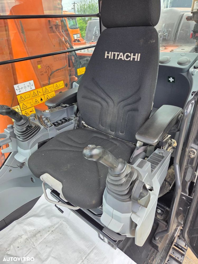 Hitachi ZX250-7, 27,6t, 2020, 6.815h, latime 2,99m, cupa NOUA 1,55mc, lant si papuci NOI, inst picon si inst rotire pe brate, camera spate, camere laterale, gresare automata, ad sapare 7m, ridica 15t, consum 13,1l/h, revizii facute, leasing 4ani-99.000 Eur+t - 24